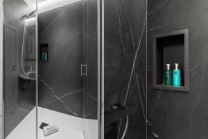 eine Dusche mit Glastür im Badezimmer in der Unterkunft 7 Luxury Suites By Karat in Santa Cruz de Tenerife + 37 Fotos