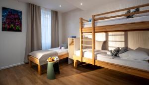 斯特拉斯堡Ciarus的一间卧室设有两张双层床和一张桌子