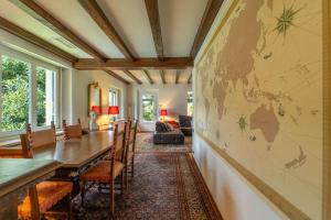 une salle à manger avec une grande carte sur le mur dans l'établissement Lakefront 1800s Villa Private Dock, Art Luxury, à Carate Urio