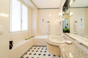 une salle de bain avec un lavabo, une baignoire et une douche dans l'établissement Lakefront 1800s Villa Private Dock, Art Luxury, à Carate Urio 140 autres photos