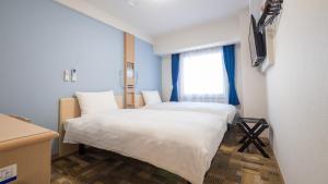 Postel nebo postele na pokoji v ubytování Toyoko Inn Sakai Ekimae