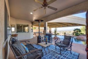 d'une terrasse avec des chaises, une table et un ventilateur de plafond. dans l'établissement Peruvian-4 Bed Desert Oasis -Pool, Hot-Tub &Outdoor Kitchen, à Lake Havasu City