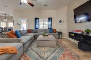 un salon avec un canapé et une télévision dans l'établissement Peruvian-4 Bed Desert Oasis -Pool, Hot-Tub &Outdoor Kitchen, à Lake Havasu City