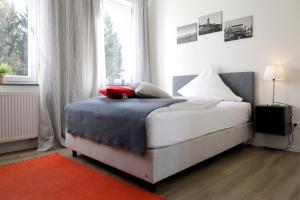 a bedroom with a bed with pillows and a window at Ferienwohnung Leinbaum in Altleiningen