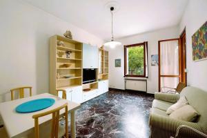 una sala de estar con una mesa y un sofá en Casa Ester, en Arenzano