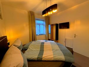a bedroom with a bed and a window at Logis-Apartment in Bremen