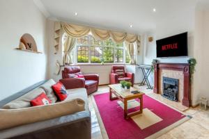Χώρος καθιστικού στο Tranquil and Lovely 5 bed house in Barnet