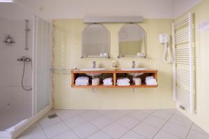 Koupelna v ubytování Hotel Boka + 37 fotografií