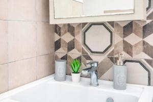 カターニアにあるBED.da Catania Apartmentの洗面台と鏡のあるバスルーム +25枚の写真