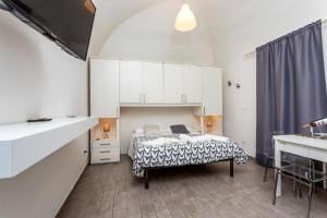 カターニアにあるBED.da Catania Apartmentの部屋にベッドと洗面台がある寝室