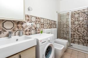 カターニアにあるBED.da Catania Apartmentの洗面台と洗濯機を備えたバスルーム