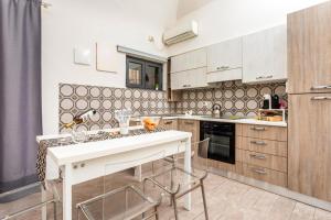 カターニアにあるBED.da Catania Apartmentの部屋の中に白いアイランドキッチンがある