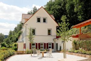 a house with a patio in front of it at Ferienwohnung Sommerlinde in Altleiningen