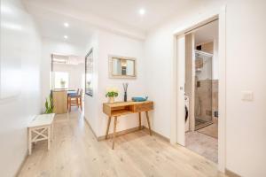 SantanaにあるGuestReady - Lovely Experience in Sesimbraの机とダイニングルームのある白い廊下 +23枚の写真