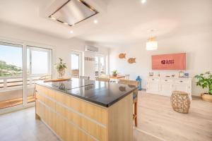 SantanaにあるGuestReady - Lovely Experience in Sesimbraの大きな島のあるキッチン