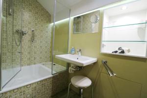 une salle de bain avec une douche, un lavabo et une baignoire dans l'établissement Gästehaus Seewald- Ferienwohnung 7 "Eiche", Schluchsee, Blasiwald, à Schluchsee