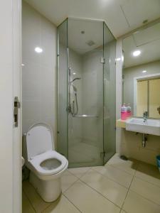 ein Badezimmer mit Dusche, Toilette und Waschbecken in der Unterkunft M City 2 DUPLEX BEDROOM KLCC in Kuala Lumpur + 14 Fotos