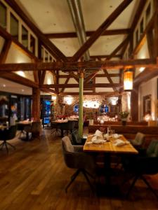 ein Speisesaal mit Tischen und Stühlen in einem Restaurant in der Unterkunft Hotel Pflug in Dornhan