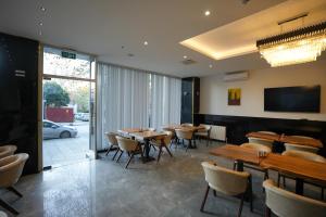 Un comedor con mesas y sillas de madera. en Business Life Hotel Güneşli, en Estambul