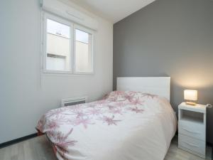 a white bedroom with a bed and a window at La Dune 65 - Villa 3P6 in Sérignan +9 photos