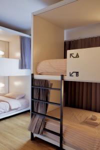 Ένα ή περισσότερα κρεβάτια σε δωμάτιο στο Red Panda Hostel & Cafe