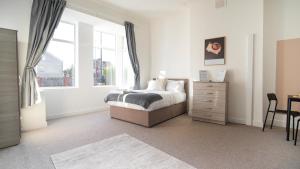 Un dormitorio con una cama y una cómoda y una ventana. en YSS The Church 1 Coatham, en Redcar