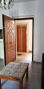 sala de estar con mesa y puerta en io sciù sciù, en Santa Maria Capua Vetere