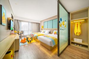 Krevet ili kreveti u jedinici u okviru objekta Echarm Hotel Kunming Changshui International Airport