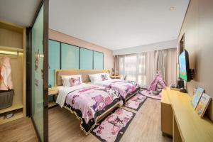 Krevet ili kreveti u jedinici u okviru objekta Echarm Hotel Kunming Changshui International Airport