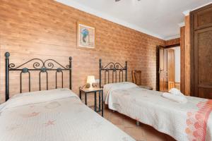 アロラにあるCasa Rural Salrimaのレンガの壁、ベッド2台が備わるベッドルーム1室が備わります。 +32枚の写真