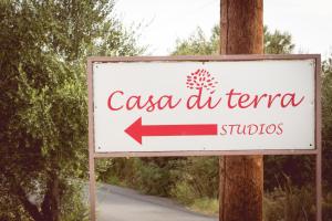 a sign for a school with a red arrow at Casa di Terra in Gythio