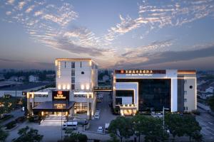 上海市にあるShangHai LuAn Garden Hotelの夕暮れ時の一団の建物 +5枚の写真