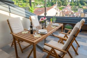 un tavolo e sedie di legno su un balcone di Vista a Piran