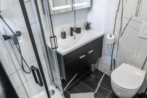 un bagno bianco con lavandino e WC di Vista a Piran