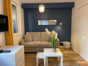TV a/nebo společenská místnost v ubytování Jacuzzi extérieur privé sans aucun vis-à-vis