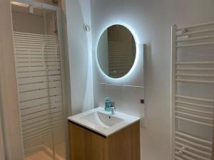 Koupelna v ubytování Jacuzzi extérieur privé sans aucun vis-à-vis