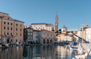 vista su una città con barche in acqua di Vista a Piran