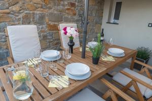 un tavolo di legno con piatti e bicchieri sopra di Vista a Piran Altre 23 foto