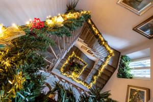 una vista aérea de un árbol de Navidad con luces en Bed & Breakfast Tiffany, en Domodossola