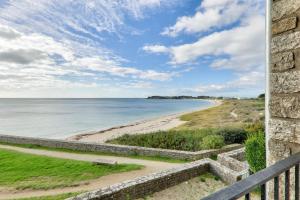 a view of the beach from a house at Face à l'océan - Arzon - Appartement pour 4 in Arzon