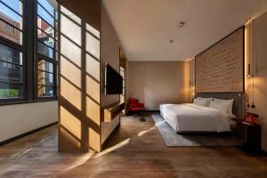 Letto o letti in una camera di Radisson RED Tbilisi
