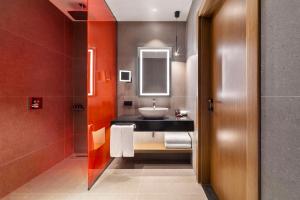 Letto o letti in una camera di Radisson RED Tbilisi