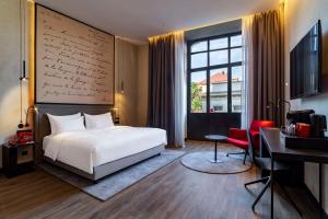 Letto o letti in una camera di Radisson RED Tbilisi