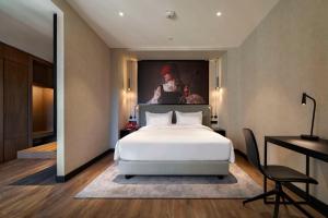Letto o letti in una camera di Radisson RED Tbilisi