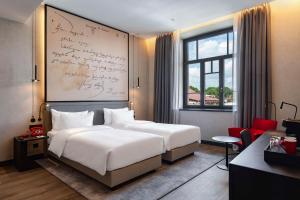 Letto o letti in una camera di Radisson RED Tbilisi