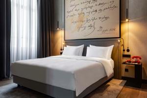 Letto o letti in una camera di Radisson RED Tbilisi