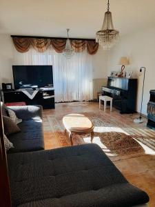 TV a/nebo společenská místnost v ubytování Nina Apartments