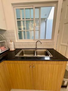 a kitchen with a sink and a window at Casa Leonardo-Bel Air 4 in Santa Rosa