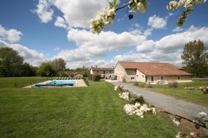 una casa con piscina en un patio en Les gîtes de la Font, en Usson-du-Poitou