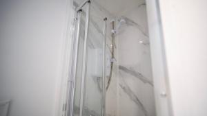 una ducha con puerta de cristal en un baño en YSS The Church 1 Coatham, en Redcar 49 fotos más